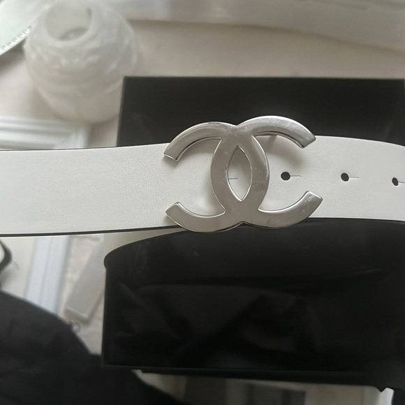 Chanel White/ Black reversible belt. Comes with box, dust bag & COA. - Picture 2 of 12